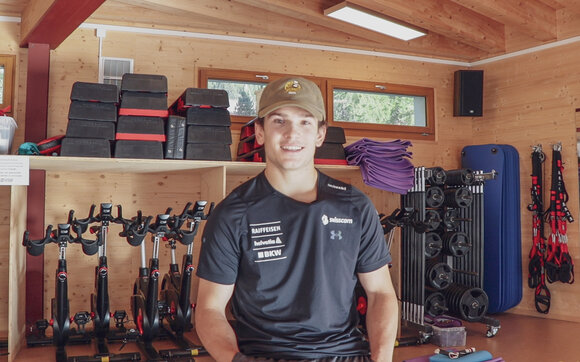 Im Davos Fitness gibt der Freeskier Kim Gubser ein Interview und erzählt von seinem Erfolg. | © Davos Klosters Mountains