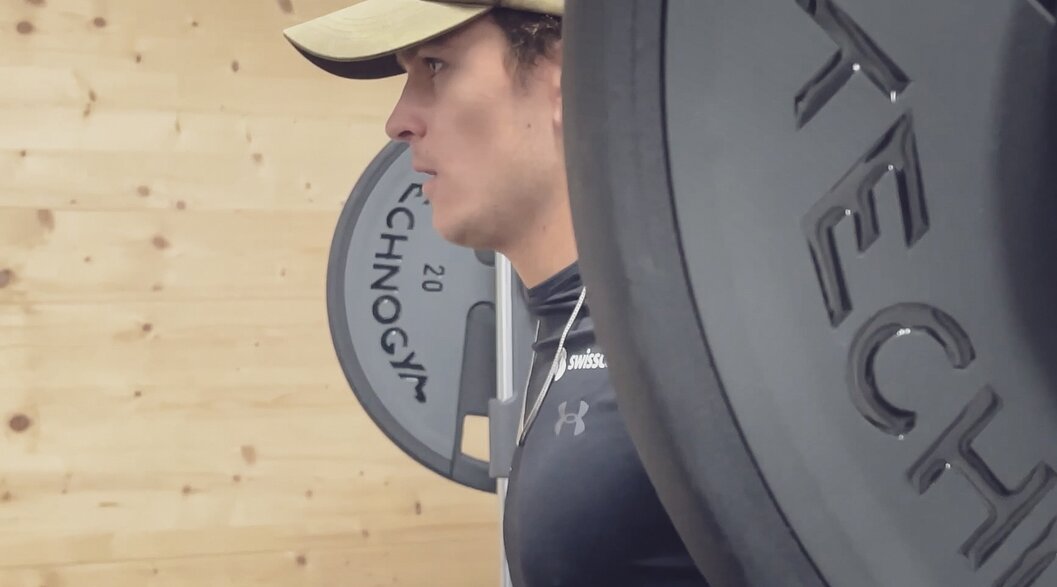 Sommertraining Kim Gubser | © Davos Klosters Mountains Mit Krafttraining im Fitness Studio kann der Freeskier Kim Gubser Verletzungen vorbeugen. | © Davos Klosters Mountains