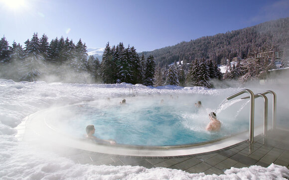 The heated outdoor pool in the water park eau-là-là  is the perfect place to enjoy de winter. | © Foto: Destination Davos Klosters