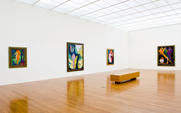 Looking at the Kirchner Museum Davos where works of the expressionist Kirchner are shown. | © Destination Davos Klosters | Frank Kleinbach