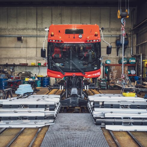 Der Pistenbully wird für die Revision in seine Einzelteile zerlegt und steht in der Garage Usser Isch. | © Davos Klosters Mountains
