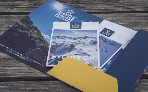 Event brochure packed in a branded folder from the Davos Klosters Mountains. | © Davos Klosters Mountains