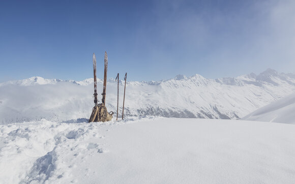 Vintage wooden skis stuck in the fresh snow on the Weissfluhjoch. | © Davos Klosters Mountains