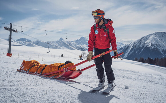 SOS Patrouilleur beim Abtransport einer verletzten Person mit Rettungsschlitten | © Davos Klosters Mountains 