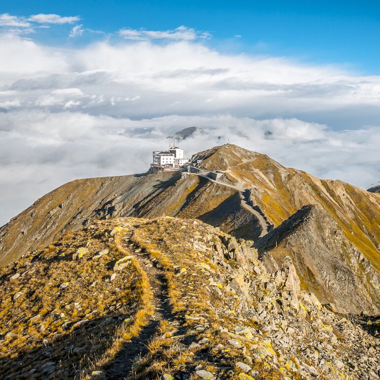 Hiking trail towards Jatzhorn mit a view to the mountain station Jakobshorn. | © Davos Klosters Mountains