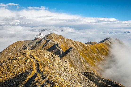 Wanderweg richtung Jatzhorn mit Sicht auf Bergstation Jakobshorn. | © Davos Klosters Mountains