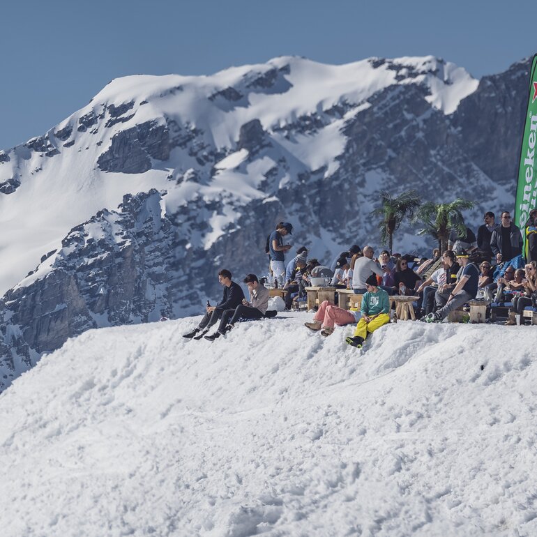Party on the sun terrace of the Jatzhütte. | © Davos Klosters Mountains