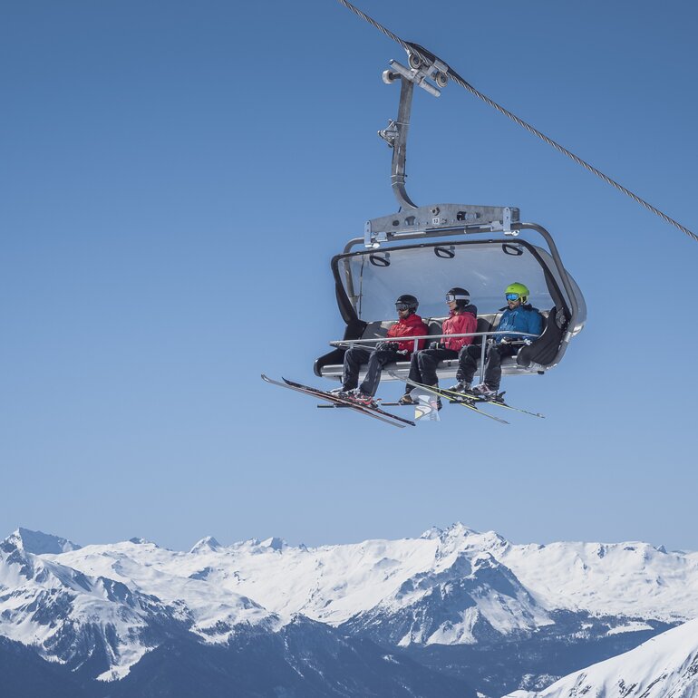 Skiers enjoy their view on the chairlift Clavadeler on top of the Jakobshorn. | © Davos Klosters Mountains