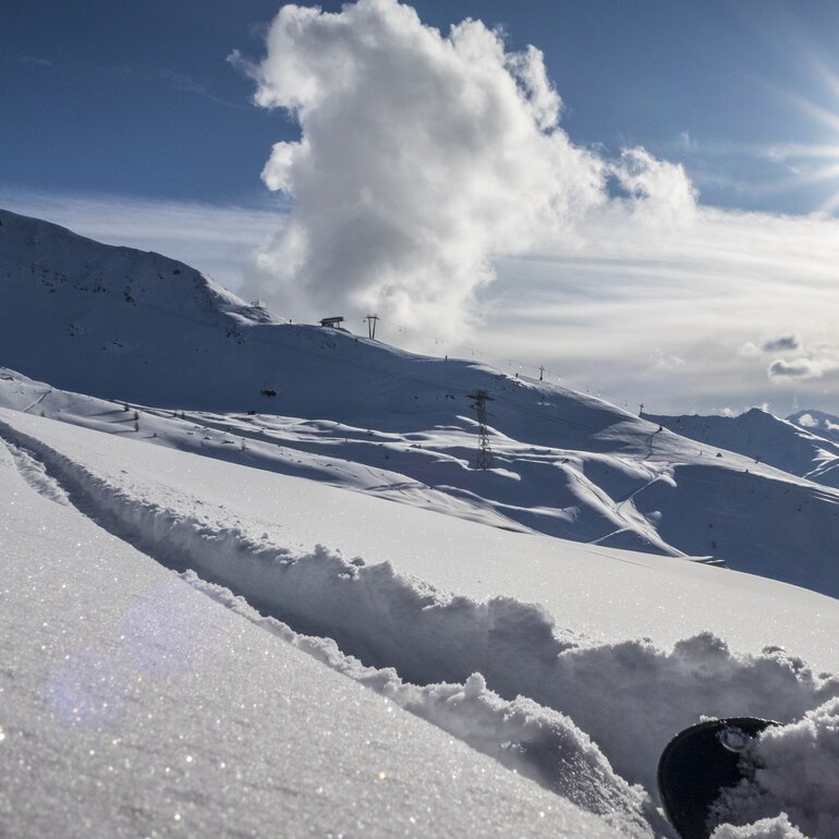 Tiefschnee Spuren mit Blickrichtung Bräma und Gipfel. | © Davos Klosters Mountains
