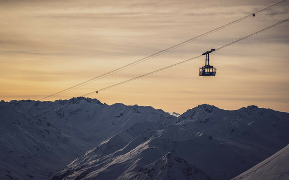 Bild von Gondel bei Sonnenuntergang  | © Davos Klosters Mountains 