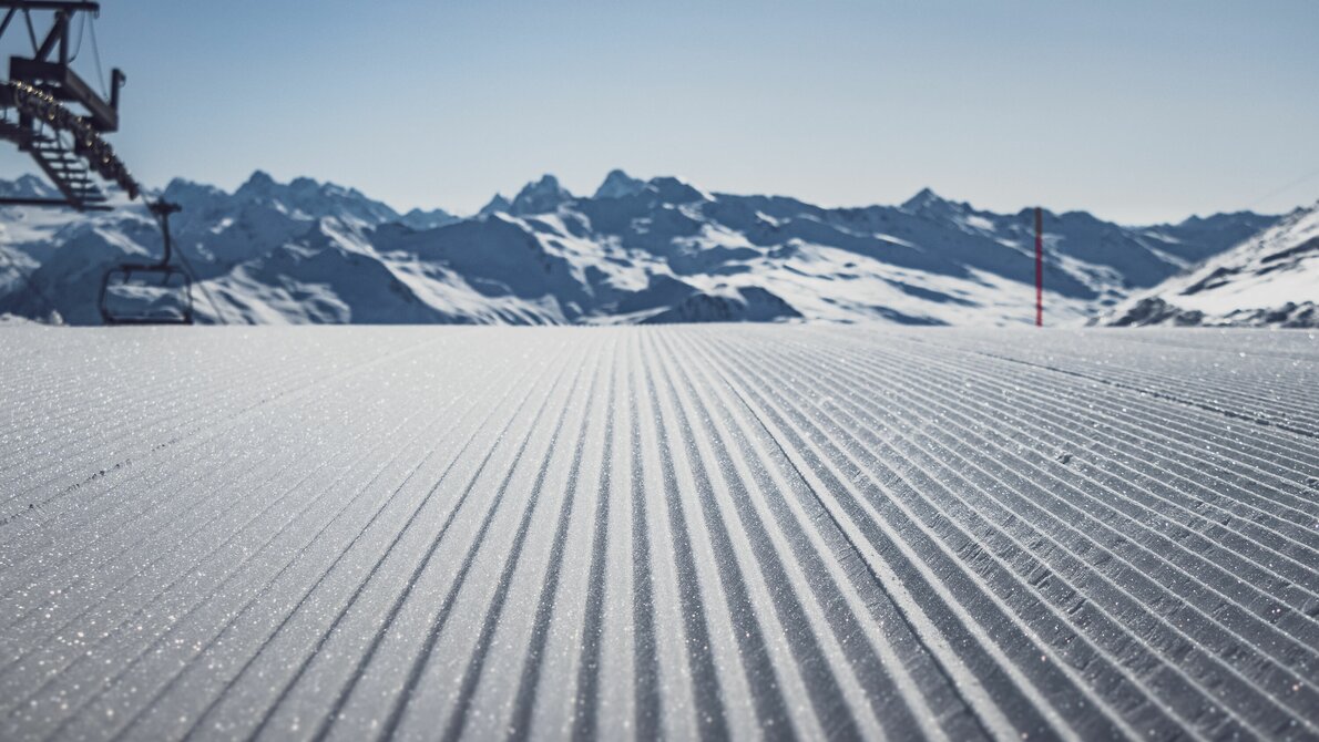 Frisch präparierte Piste mit Spurenrillen  | © Davos Klosters Mountains 