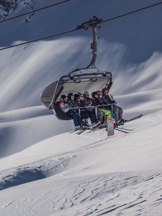 Gruppe Skifahrer auf Sessellift | © Davos Klosters Mountains Group of skiers on chairlift | © Davos Klosters Mountains