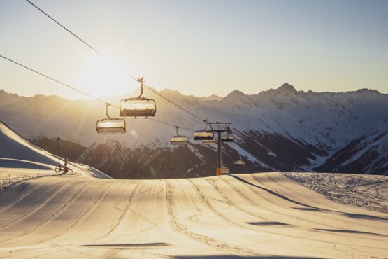 Sunrise and a freshly prepared slope at Dorftäli. | © Davos Klosters Mountains