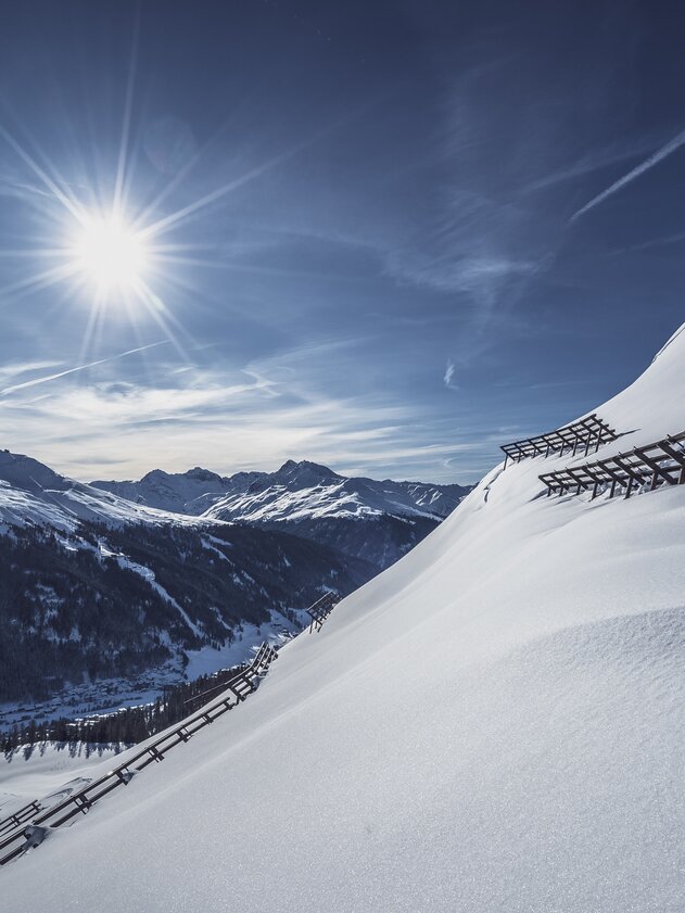 Blick über das verschneite Davos bis hin zum Jakobshorn. | © Davos Klosters Mountains
