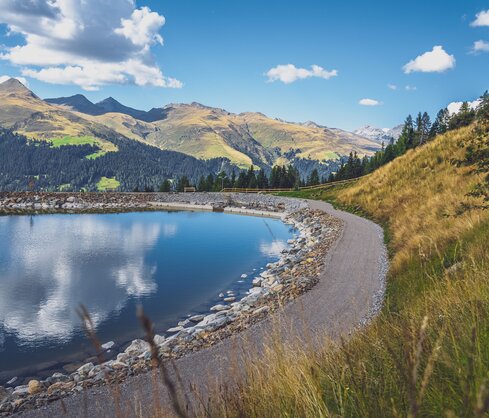 Speichersee Nülli auf dem Rinerhorn mit Bergpanorama im Hintergrund. | © Davos Klosters Mountains