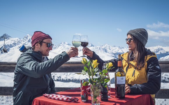 2 Gäste beim Apero mit Wein  | © Davos Klosters Mountains 