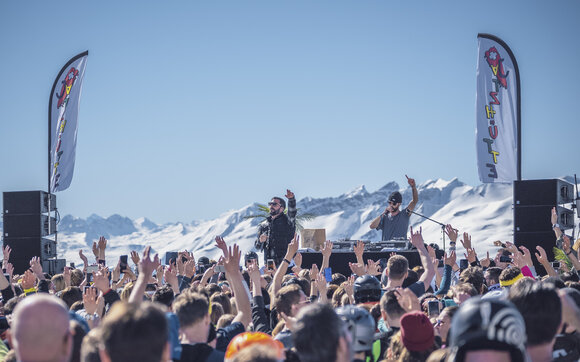 30. Jahre Jubiläum mit Mundart Künstler Bligg  auf der Jatzhütte bei Traumwetter. | © Davos Klostes Mountains