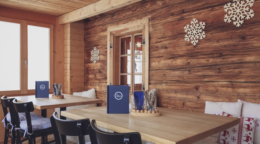 The charming and simple interior in the Spina restaurant. | © Davos Klosters Mountains