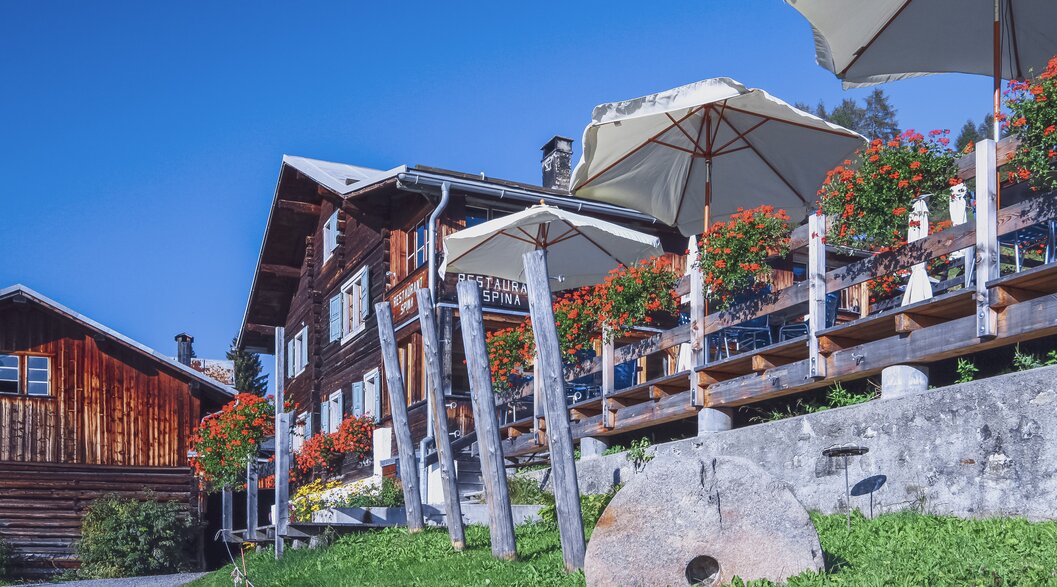  The Spina restaurant is nestled in a lush meadow on the Rinerhorn. | © Davos Klosters Mountains