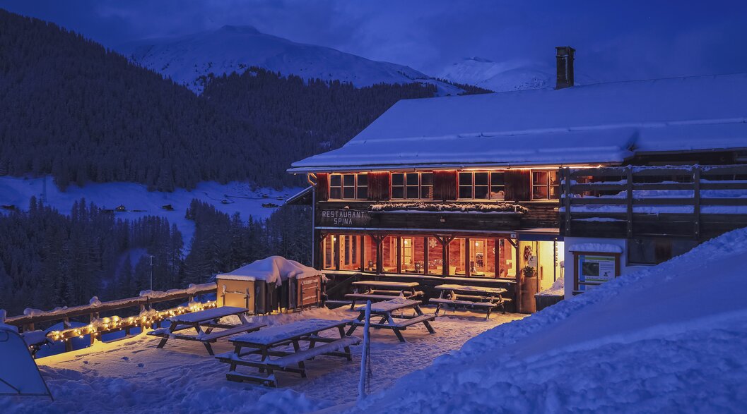 The cozy, internally illuminated Spina restaurant in Davos. | © Davos Klosters Mountains