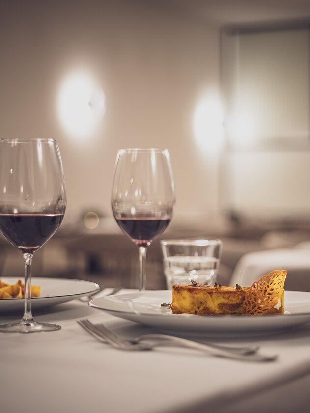 Gedeckter Tisch mit Rotwein uns Dessert | © Davos Klosters Mountains 