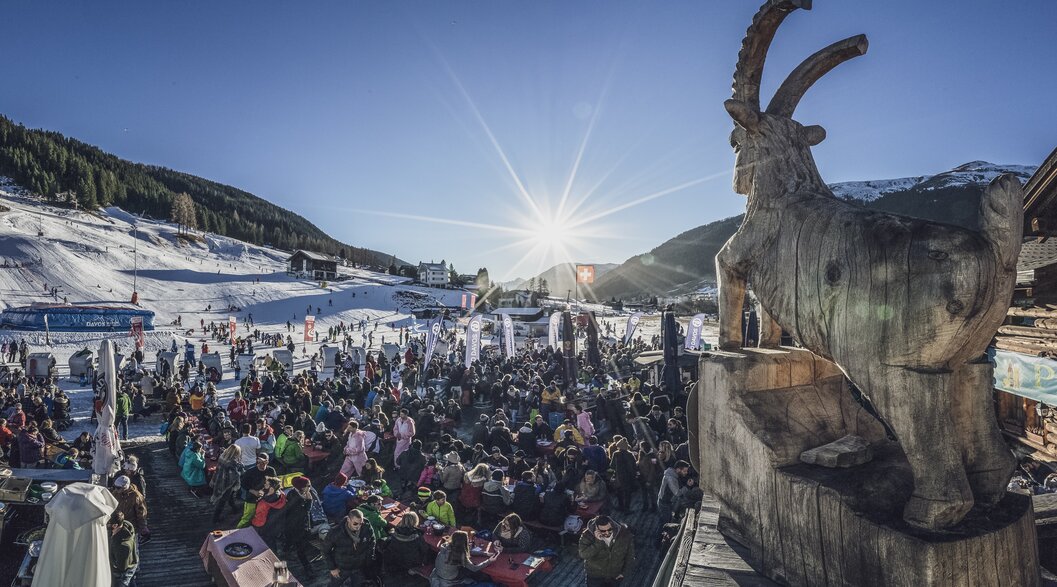 Guests and locals enjoy a dream day on the terrace of the famous Bolgen Plaza Davos. | © Davos Klosters Mountains