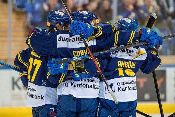 Player of the HCD cheer their goal by hugging each other.  | © Davos Klosters Mountains