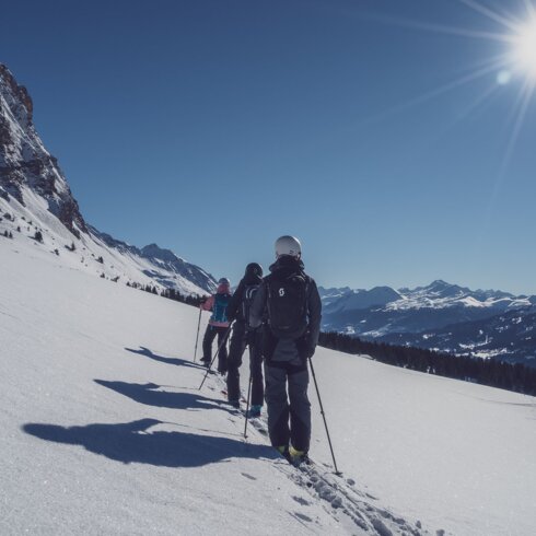 Gruppe Tourengänger unterwegs auf Hang  | © Davos Klosters Mountains