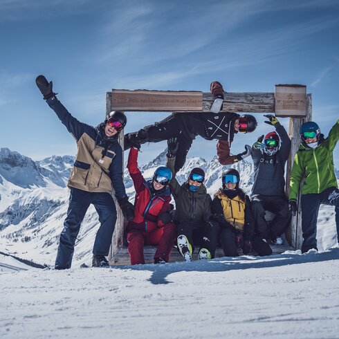 Group at the photo point jazz lodge | © Davos Klosters Mountains 