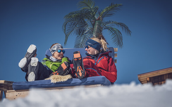 2 Skifahrerinnen beim Sonnen auf Liegestuhl  | © Davos Klosters Mountains 