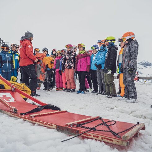 Gruppe Gäste wird vom Pisten und Rettungsdienst direkt auf der Skipiste instruiert  | © Davos Klosters Mountains 