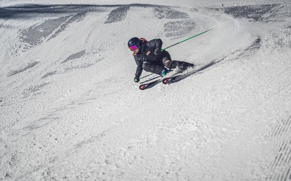 Skifahrer unterwegs auf Steilhang  | © Davos Klosters Mountains 