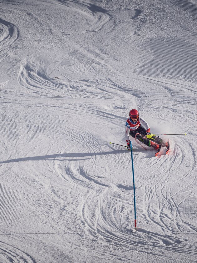 Athlet beim Trainieren auf Skipiste | © Davos Klosters Mountains Athlete exercising on ski slope | © Davos Klosters Mountains
