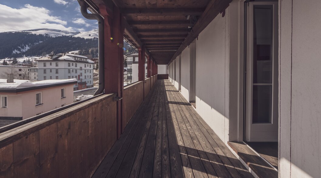 Long balcony with large windows  | © Davos Klosters Mountains 