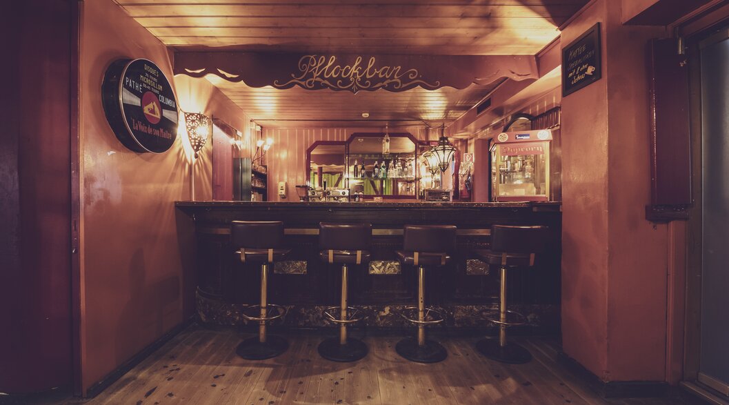 Wooden bar with a few bar stools  | © Davos Klosters Mountains 