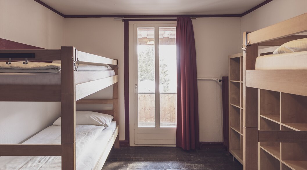 Multi-bed room with bunk beds and clothes storage | © Davos Klosters Mountains 