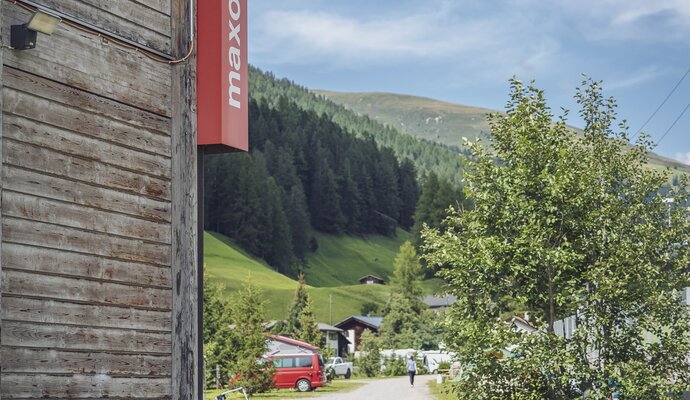 Exterior view of the Maxon Pavilion over the campsite | © Davos Klosters Mountains