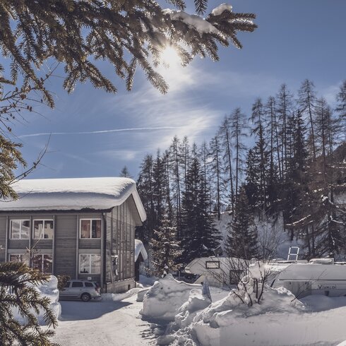 Winterliche Aussenansicht auf das Hostel | © Davos Klosters Mountains