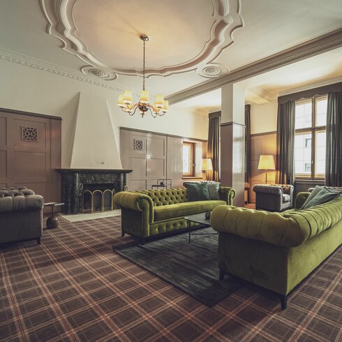 Large lounge with several couches | © Davos Klosters Mountains