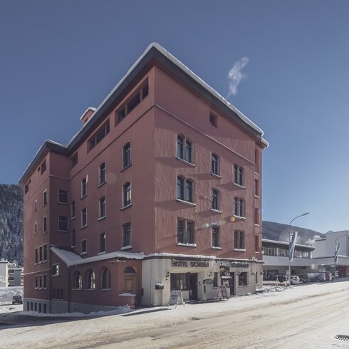 Hotel Ochsen in the wintry exterior view | © Davos Klosters Mountains
