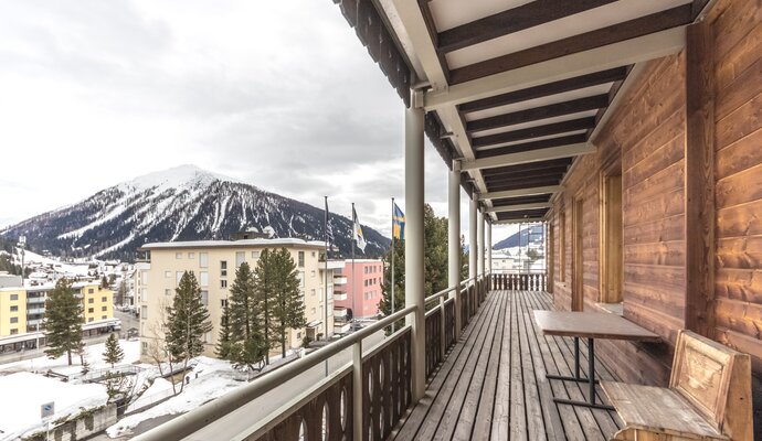 Grosser Holzbalkon mit sensationellem Ausblick auf Pischa  | © Davos Klosters Mountains 