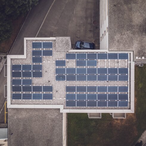 Solaranlage auf dem Flachdach | © Davos Klosters Mountains