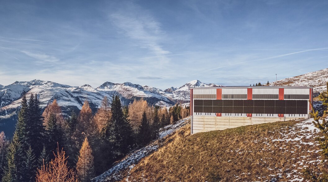 Seitliche Aussenansicht eines Werkhofs mit Solarpanel auf Bergstation | © Davos Klosters Mountains Seitliche Aussenansicht eines Werkhofs mit Solarpanel auf Bergstation | © Davos Klosters Mountains