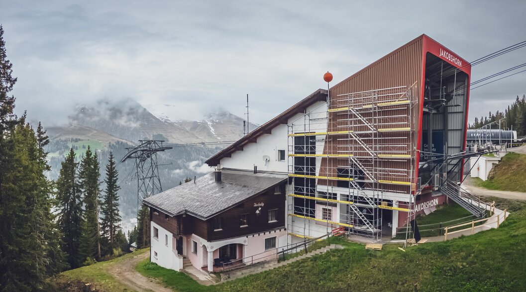 Gerüst Talstation 2. Sektion Jakobshorn | © Davos Klosters Mountains An die Fassade der Talstation auf Jschalp werden mit einem Gerüst Solaranlagen montiert. | © Davos Klosters Mountains