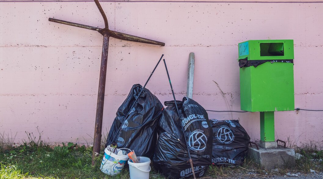 The waste, which was found, is lined up in front of a pink wall at the middle station Jschalp. | © Davos Klosters Mountains