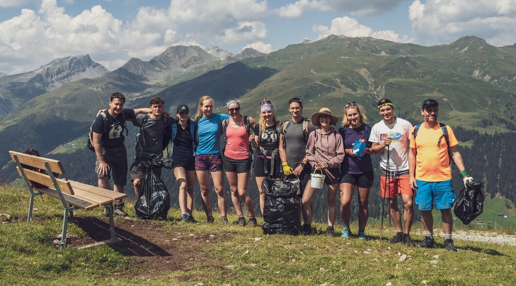The eleven participants of the environmental camp on a group picture on the Jakobshorn.  | © Davos Klosters Mountains
