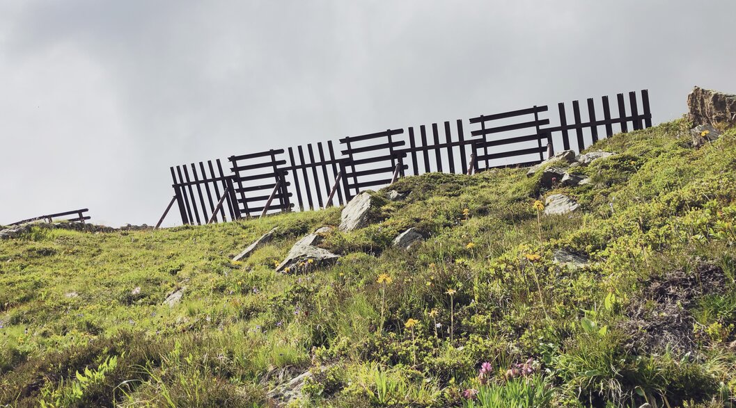 Lawinenverbauung Parsenn | © Davos Klosters Mountains Am Hang des Schiahors ist gegen den Himmel die Lawinenverbauung erkennbar. | © Davos Klosters Mountains
