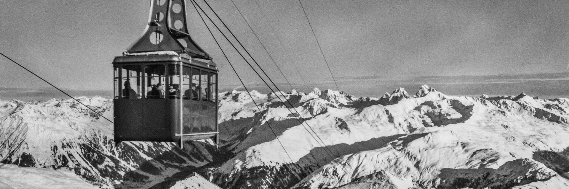 Die schwarz-weiss Fotografie zeigt die damalige Gondel der Gipfelbahn auf Parsenn.  | © Davos Klosters Mountains