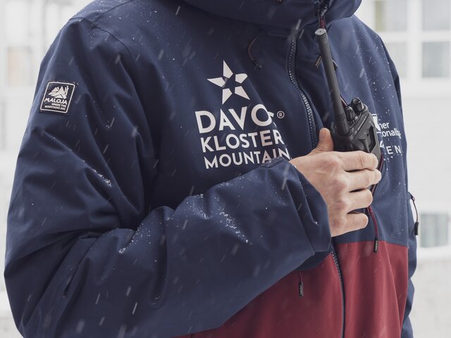 Der Funk ist in der Tasche der neuen Jacke versorgt, diese wird von den Mitarbeitern der Bergbahnen Davos Klosters getragen.  | © Davos Klosters Mountains