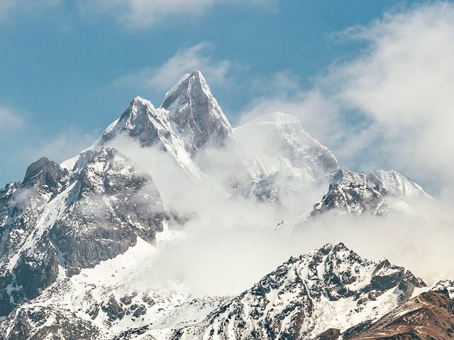 Hoher Berg im Himalaya als Stimmunsgbild für die Winterkollektion Laya von Maloja.  | © Maloja